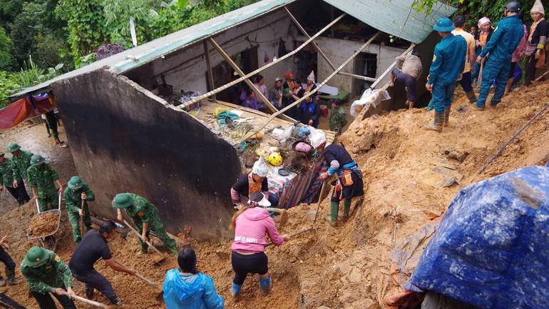 Lực lượng Biên phòng, chính quyền và người dân địa phương giúp gia đình các nạn nhân khắc phục hậu quả.