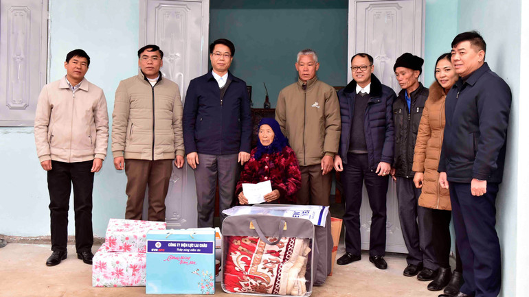 Tặng các vật dụng thiết yếu cho gia đình bà Mùi.