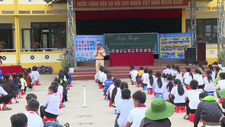 Cảnh sát giao thông tổ chức tuyên truyền tại các trường học trên địa bàn thành phố Lai Châu.