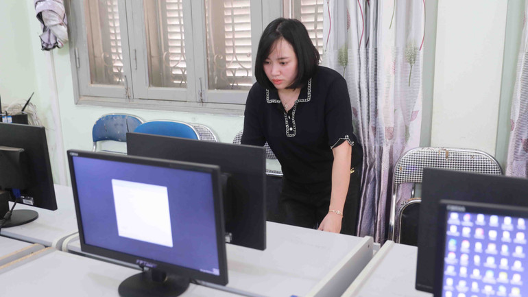 Cô Trần Thị Hồng là giáo viên Tin học bậc Trung học cơ sở xã Phăng Xô Lin từng phải kiêm nhiệm cả lớp tin học của Tiểu học do thiếu giáo viên.