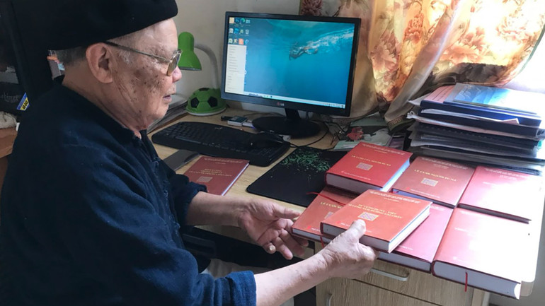 Ông Chiến và những đứa con tinh thần do ông nghiên cứu, sưu tầm về văn hoá Pú Nả viết ra.