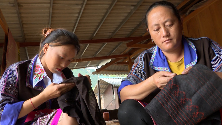 Chị em khẩn trương hoàn thiện trang phục mới để mặc đi chơi dịp Tết Độc lập.