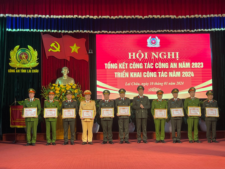 Năm 2023, Công an Lai Châu có nhiều tập thể, cá nhân có thành tích xuất sắc được biểu dương, khen thưởng. Năm 2023, Công an Lai Châu có nhiều tập thể, cá nhân có thành tích xuất sắc được biểu dương, khen thưởng.