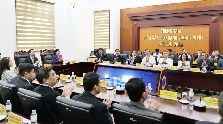 Lãnh đạo Bộ Thông tin và Truyền thông cùng đoàn công tác và lãnh đạo tỉnh Lai Châu dự buổi khai trương ra mắt.