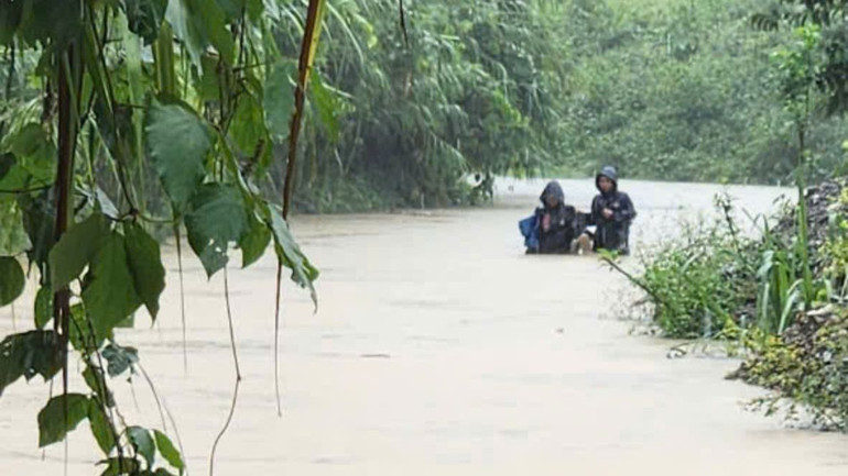 Đường vào xã Vàng San bị ngập cục bộ.