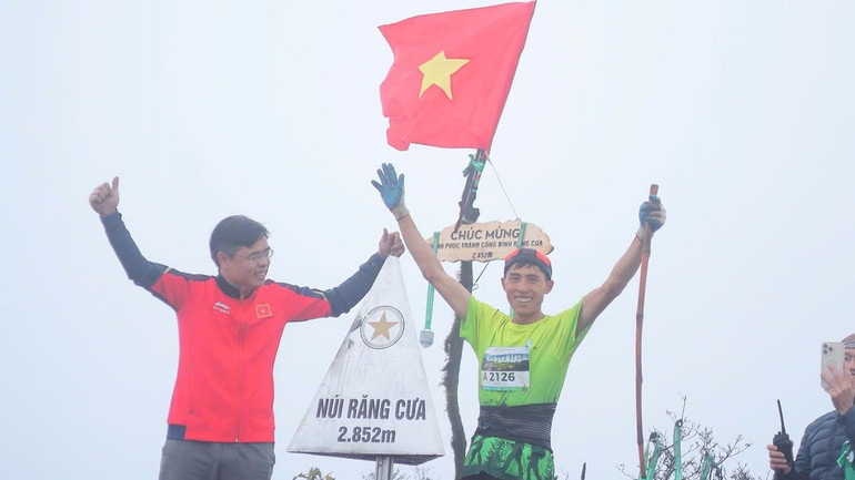 Vận động viên top 1 nhóm nam đặt chân chinh phục đỉnh Răng Cưa.