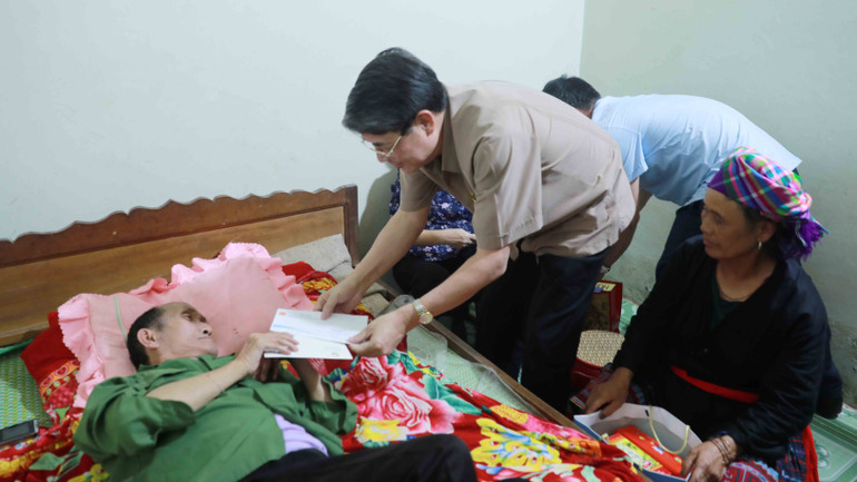 Phó Chủ tịch Quốc hội thăm, tặng quà gia đình người có công huyện Tam Đường.