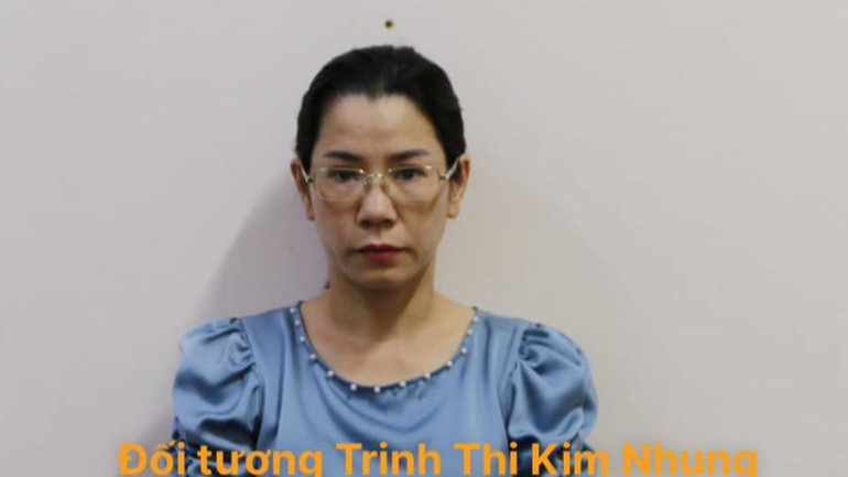 Đối tượng Trịnh Thị Kim Nhung trước đó bị khởi tố về hành vi lừa đảo chiếm đoạt tài sản, ngày 30/7 bị khởi tố bổ sung về hành vi Giả mạo trong công tác.