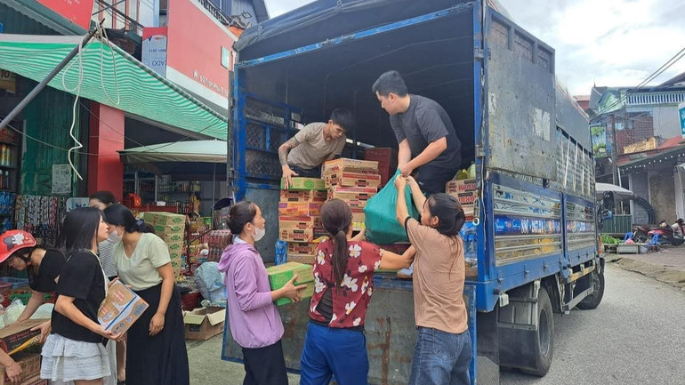 Người dân Lai Châu chuẩn bị vận chuyển nhu yếu phẩm hỗ trợ đồng bào vùng thiên tai.