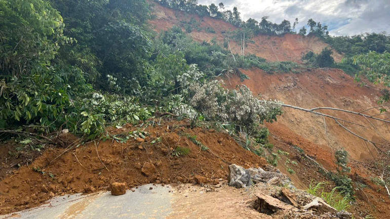 Sạt lở làm mất cả mặt đường quốc lộ.