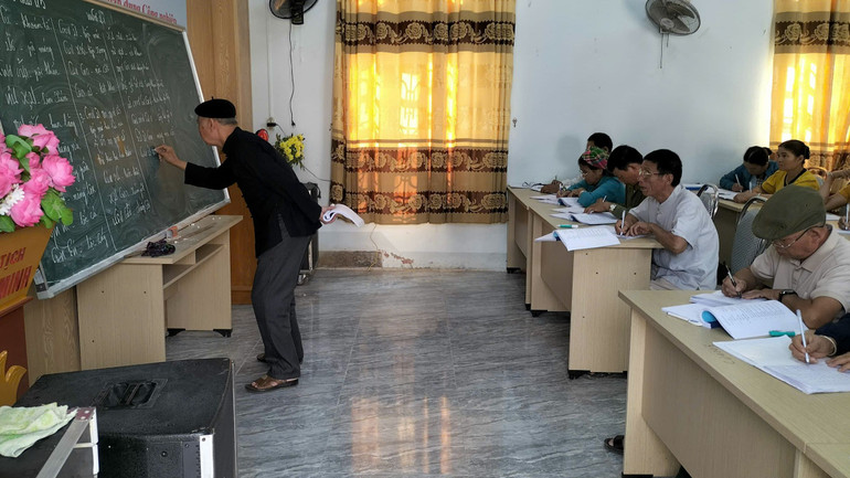 Nghệ nhân Lò Văn Sơi giảng dạy tại lớp truyền dạy chữ viết của người thái cho các học viên.