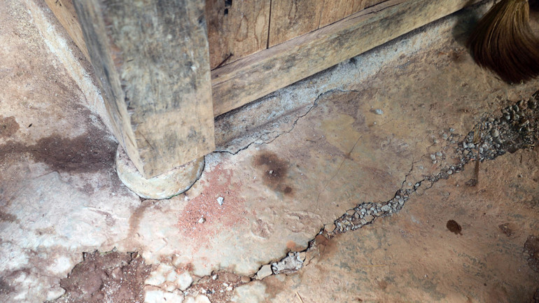 Một nhà dân khác ở bản Khoàng Thèn bị nứt nền do sụt lún sau mưa.