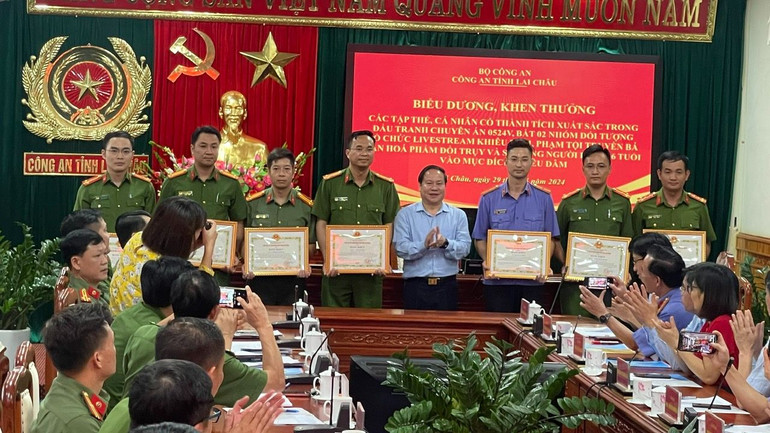 Lãnh đạo tỉnh Lai Châu tặng Bằng khen các cá nhân có thành tích xuất sắc trong đấu tranh phòng, chống tội phạm, góp phần bảo đảm an ninh trên địa bàn.