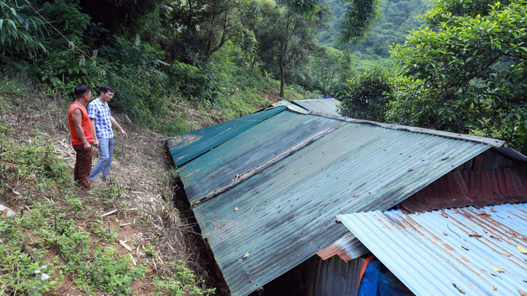 Do đặc điểm của địa hình mặt bằng hạn chế nên nhiều hộ dân phải làm nhà ở những khu vực có nguy cơ sạt lở cao.