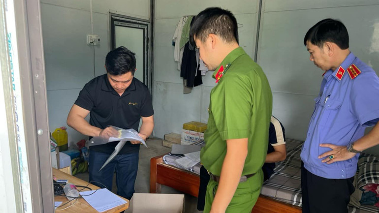 Cơ quan điều tra thực hiện khám xét nơi ở và làm việc của các bị can.