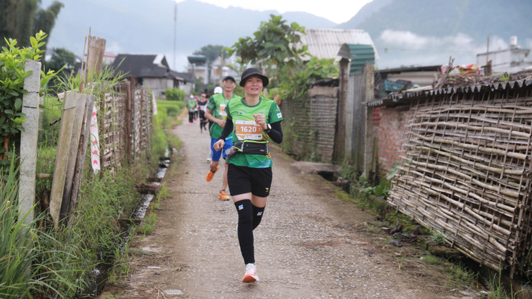 Chạy xuyên qua những bản làng vùng nông thôn của Than Uyên.