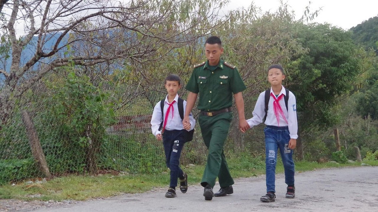 Con nuôi của đồn biên phòng, việc làm thiết thực giúp các cháu có hoàn cảnh khó khăn vươn lên trong học tập và cuộc sống.