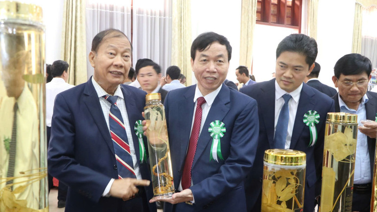 Tham quan khu trưng bày giới thiệu sản phẩm.