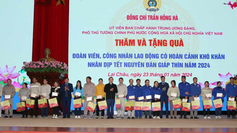 Phó Thủ tướng Trần Hồng Hà trao quà Tết cho các gia đình chính sách, hộ nghèo, đồng bào dân tộc thiểu số, người có uy tín, công nhân lao động tỉnh Lai Châu.