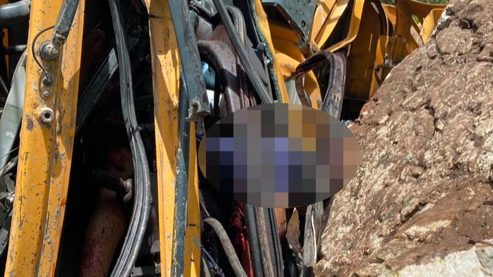 Thi thể nạn nhân bị mắc kẹt trong xe chưa thể đưa ra.