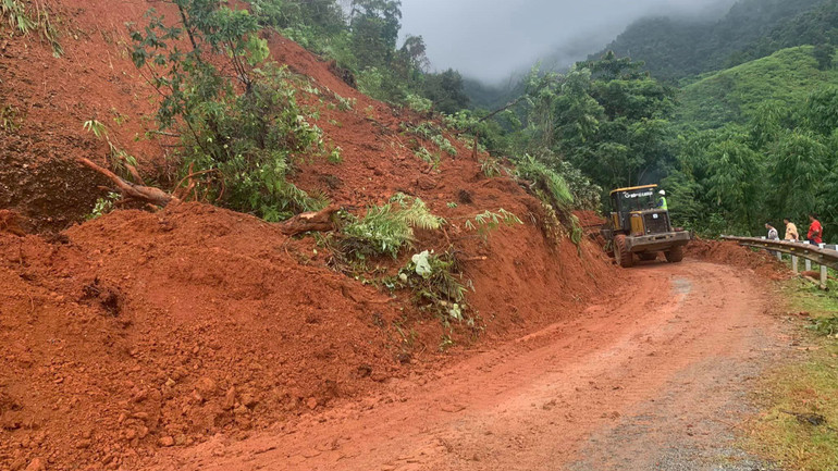 Một điểm sạt lở lớn trên Quốc lộ 4h đang được khắc phục.