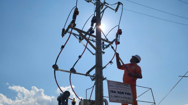 Hàng trăm hộ dân ở các bản vùng khó của Mường Tè được sử dụng điện lưới quốc gia từ chương trình cấp điện nông thôn. Hàng trăm hộ dân ở các bản vùng khó của Mường Tè được sử dụng điện lưới quốc gia từ chương trình cấp điện nông thôn.