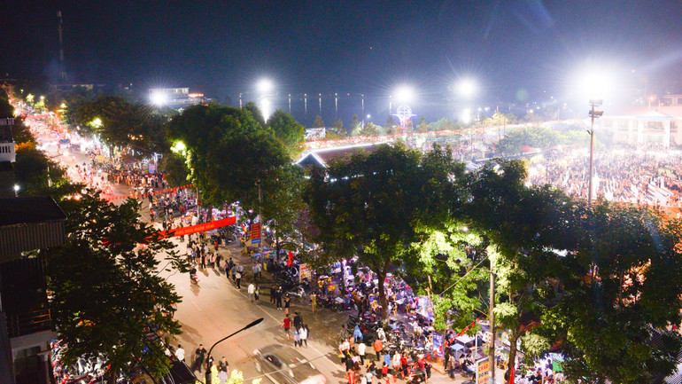 Đêm Tết Độc lập ở Than Uyên đông vui, nhộn nhịp.