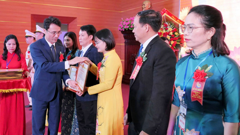 Lãnh đạo tỉnh Lai Châu trao Bằng khen cho các cá nhân có thành tích xuất sắc. Lãnh đạo tỉnh Lai Châu trao Bằng khen cho các cá nhân có thành tích xuất sắc.