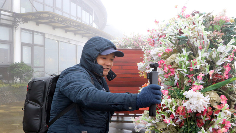 Nhiều du khách thích thú khi lần đầu được trải nghiệm nền nhiệt giảm sâu và xuất hiện băng giá.