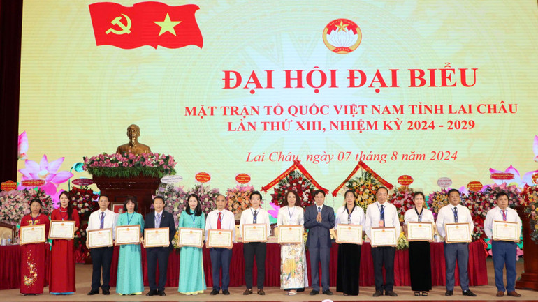 Chủ tịch Ủy ban nhân dân tỉnh Lai Châu tặng Bằng khen cho các cá nhân có thành tích xuất sắc trong công tác mặt trận giai đoạn 2019-2024. Chủ tịch Ủy ban nhân dân tỉnh Lai Châu tặng Bằng khen cho các cá nhân có thành tích xuất sắc trong công tác mặt trận giai đoạn 2019-2024.