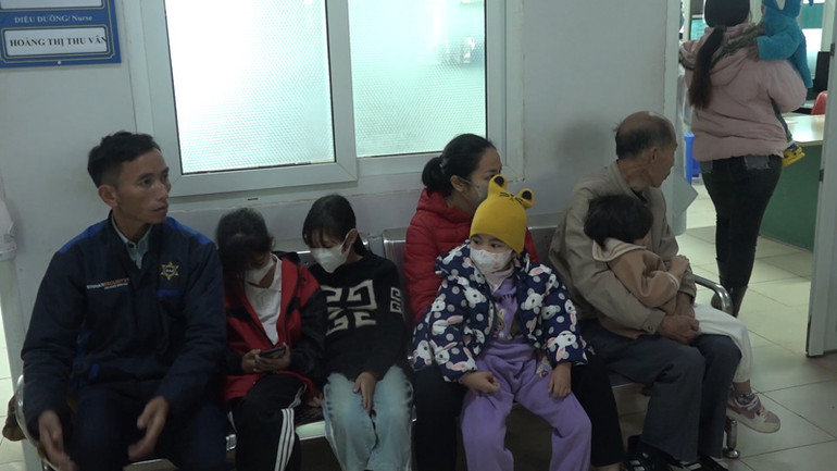 Số lượng trẻ nhỏ phải nhập viện tại Lai Châu trong những ngày rét tăng cao gấp 3 so với bình thường.