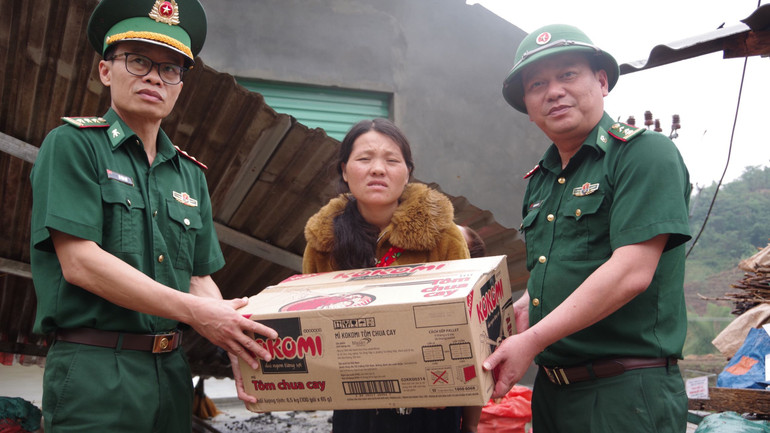 Hỗ trợ nhu yếu phẩm để bà con tạm thời ổn định cuộc sống trước mắt. Hỗ trợ nhu yếu phẩm để bà con tạm thời ổn định cuộc sống trước mắt.