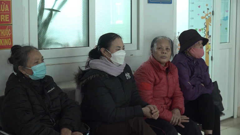 Số lượng người già nhập viện tại Lai Châu những ngày này cũng tăng cao hơn so với bình thường.