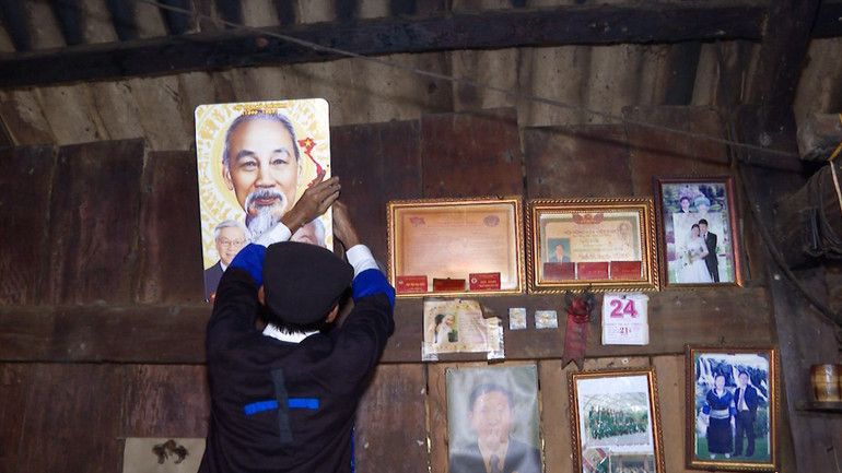 Ông Lý A Gia, bản Nậm Pắt, xã Tà Mung treo di ảnh Bác Hồ cùng Đại tướng Võ Nguyên Giáp và Tổng Bí thư Nguyễn Phú Trọng.