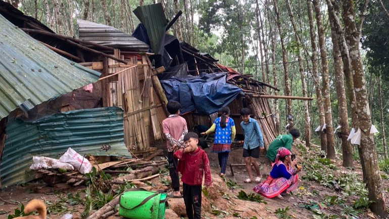 Trong 120 nhà dân bị tốc mái có hơn một nửa có mức độ thiệt hại từ 30 đến 80%.