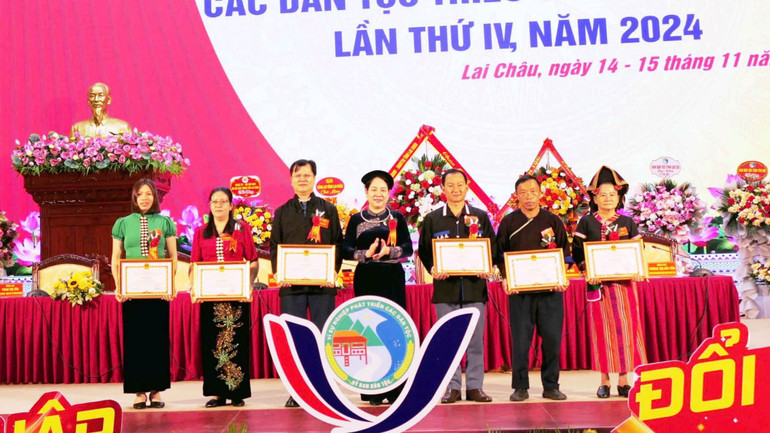 Lãnh đạo Ủy ban Dân tộc Chính phủ trao Bằng khen cho các cá nhân tiêu biểu. Lãnh đạo Ủy ban Dân tộc Chính phủ trao Bằng khen cho các cá nhân tiêu biểu.