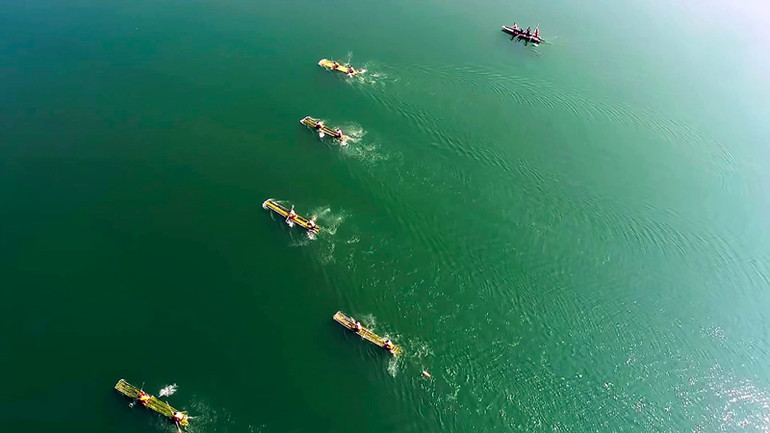 Nhiều hoạt động trải nghiệm và check-in cho du khách khi ghé thăm vịnh Pá Khôm.