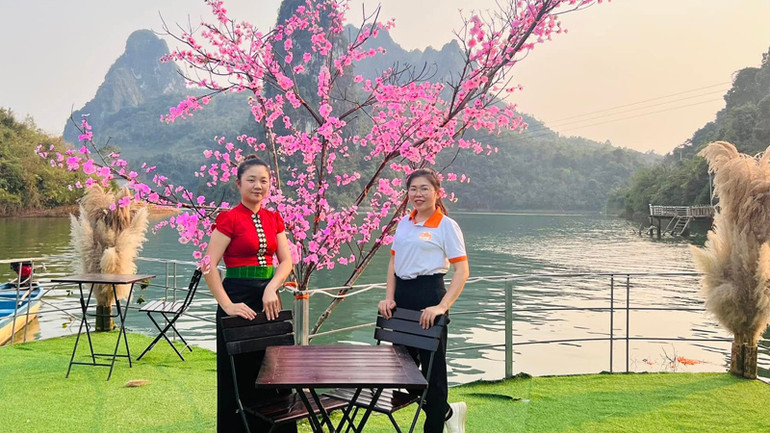 Nhiều hoạt động trải nghiệm và check-in cho du khách khi ghé thăm vịnh Pá Khôm.