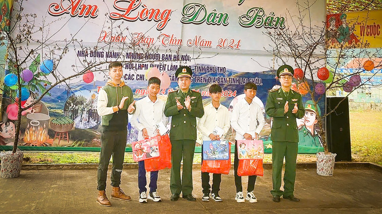 Biểu dương các cháu con nuôi có thành tích học tập tốt trong các dịp lễ tết để động viên tinh thần các em.