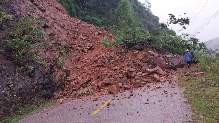 Một điểm sạt lở trên Quốc lộ 4H xảy ra sáng 31/7 gây ách tắc giao thông.
