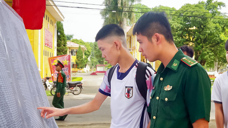 Lý A Hòa cậu con nuôi của Đồn Biên phòng Sin Suối Hồ được cán bộ đồn đưa về nhập học tại Trường Sĩ quan Pháo binh.