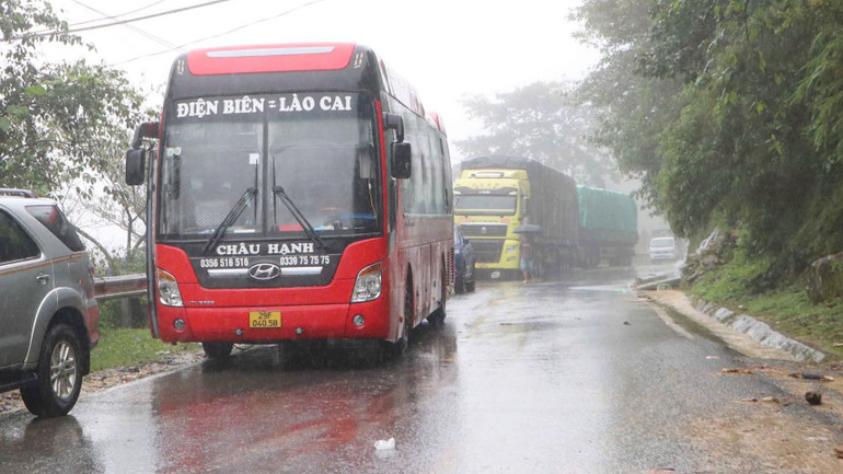 Sạt lở gây tắc đường khiến nhiều phương tiện không thể lưu thông.