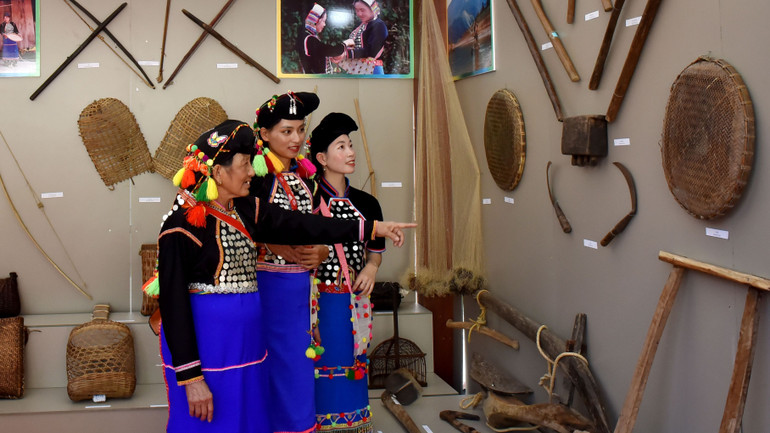 Nghệ nhân Hù Cố Xuân giới thiệu về không gian trưng bày các vật dụng, dụng cụ sinh hoạt thường ngày của dân tộc Si La.