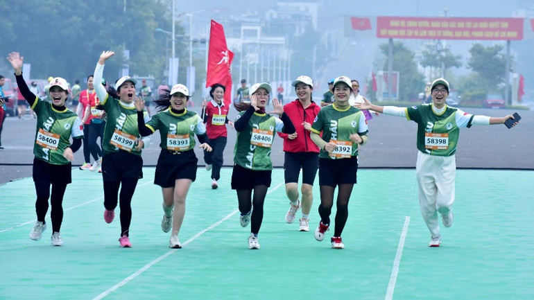 Người dân hào hứng tham gia chạy đồng hành.