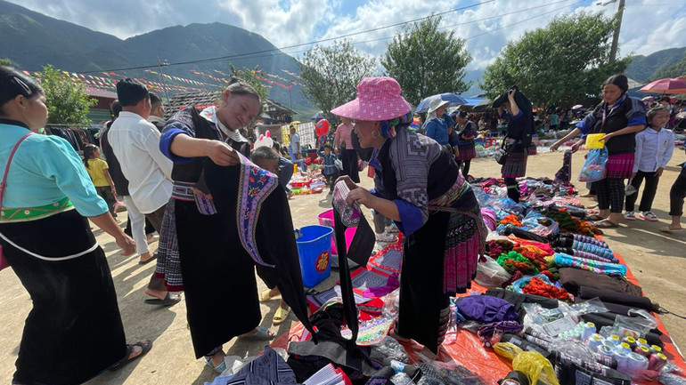 Chợ phiên Nậm Pắt, xã Tà Mung đậm bản sắc văn hóa và là điểm đến lý tưởng cho du khách.
