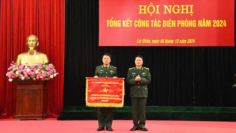 Bộ Tư lệnh Bộ đội Biên phòng tặng Cờ thi đua và danh hiệu Đơn vị Quyết thắng cho tập thể tiêu biểu.