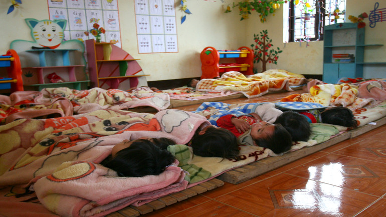 Một số trường bán trú ở vùng khó, do điều kiện đi lại xa và khó, các trường linh hoạt cho học sinh nghỉ học nhưng ở lại trường để thầy cô chăm sóc, bảo đảm giữ sức khỏe cho các cháu.