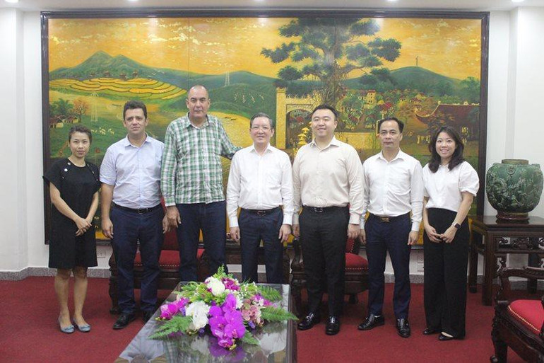 Bộ trưởng Nông nghiệp Cuba và Chủ tịch Trung ương Hội nông dân Việt Nam cùng đoàn đại biểu hai bên chụp ảnh lưu niệm nhân chuyến thăm và làm việc.