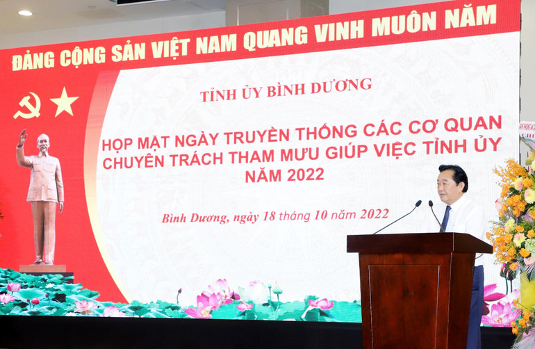 Đồng chí Nguyễn Hoàng Thao, Phó Bí thư Thường trực Tỉnh ủy Bình Dương, chúc mừng Ngày truyền thống các cơ quan chuyên trách tham mưu giúp việc Tỉnh ủy.