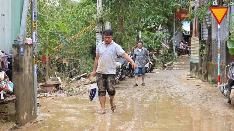 Dọn bùn đất đọng lại.